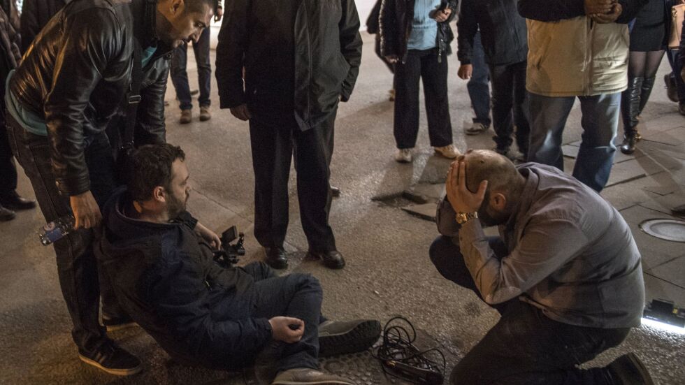 Двама души пострадаха по време на протестите в Македония