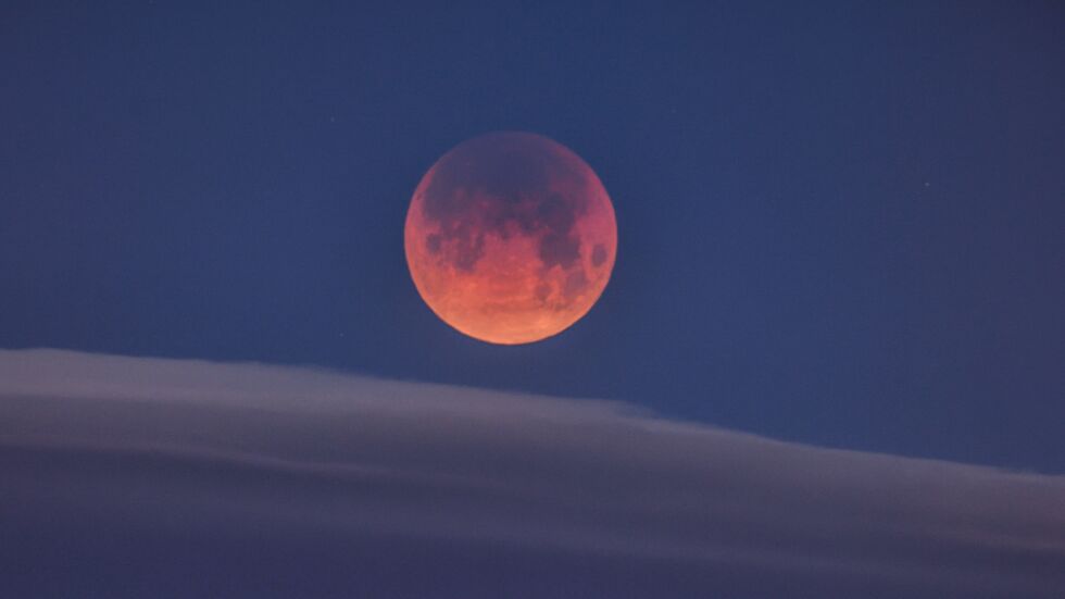 10 зрелищни снимки на Синя супер кървава Луна от цял свят 