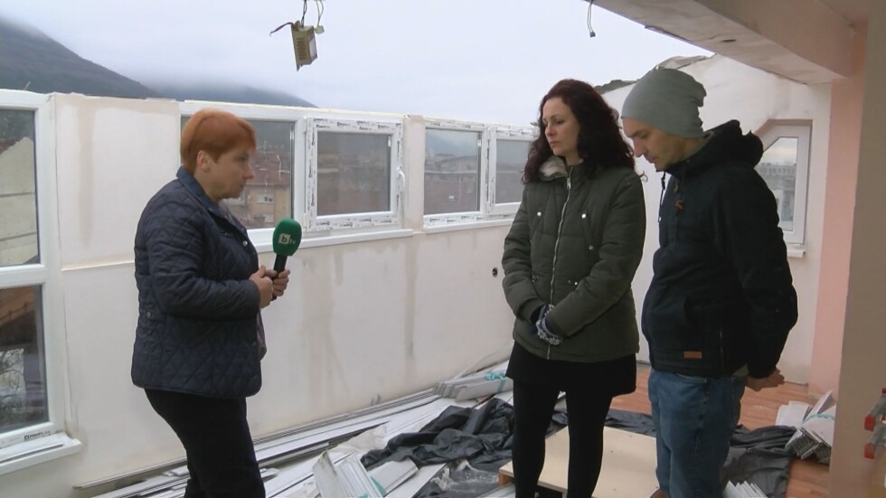 Ураганният вятър във Враца остави апартаменти без покрив