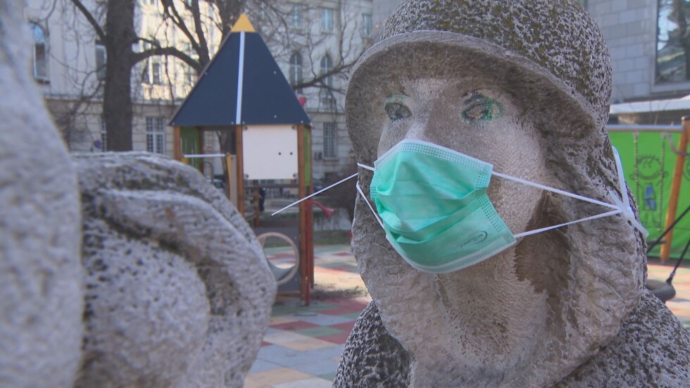 Скулптури в София осъмнаха с маски на лицата