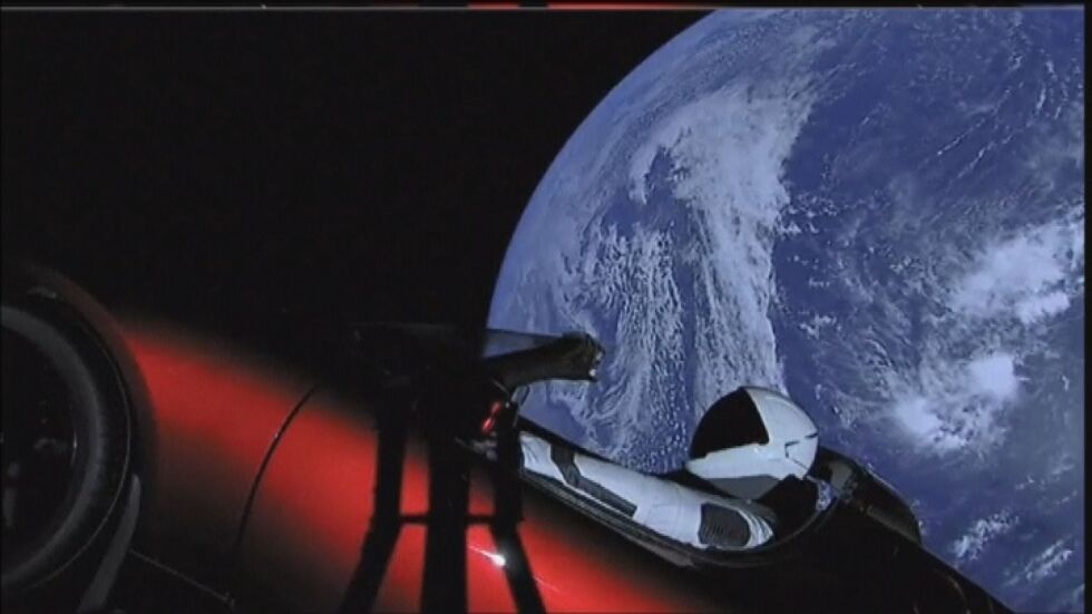 Изведената в орбита „Тесла” свири непрестанен микс на Дейвид Боуи (ВИДЕО)