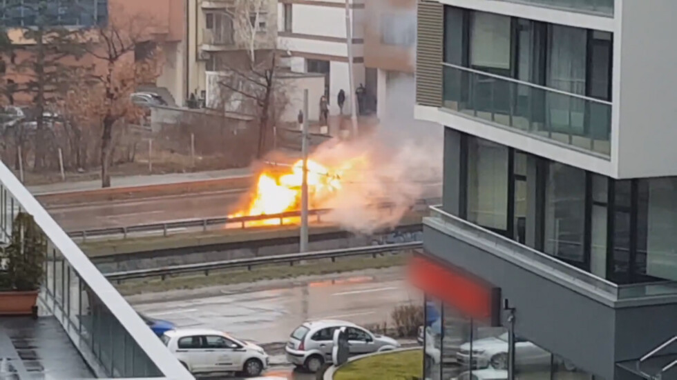 Кола пламна на столичния бул. „България” (ВИДЕО)