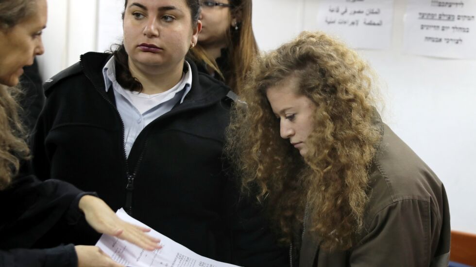 Палестинска тийнейджърка беше изпратена на съд заради шамари