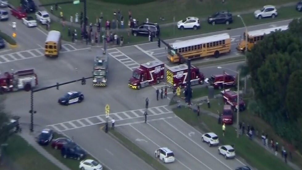 Най-малко 20 ранени и двама убити при стрелба в училище във Флорида (ВИДЕО И СНИМКИ)