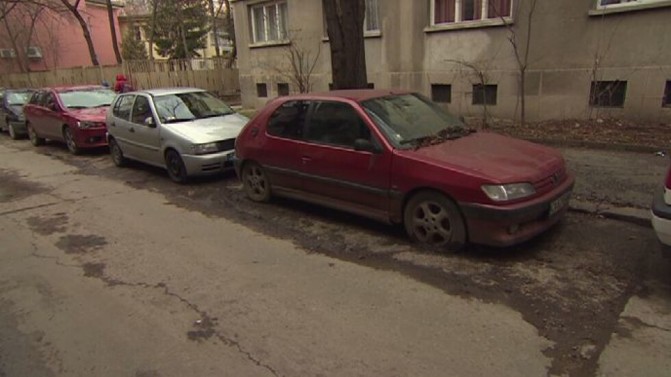 Спрени от движение: Стотици стари коли са изоставени по софийските улици 