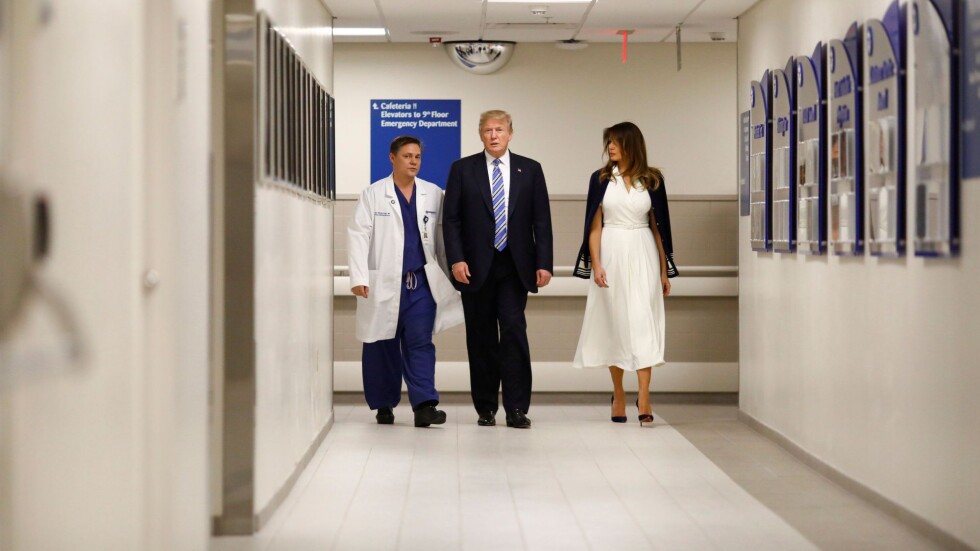 Тръмп посети болницата, в която се лекуват пострадалите в стрелбата във Флорида