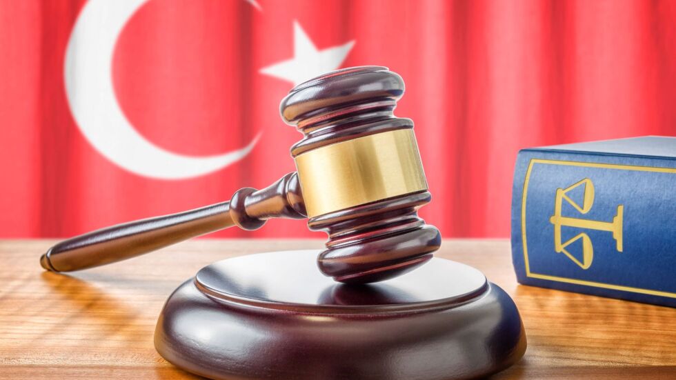 Турски съд осъди на доживотен затвор шестима известни журналисти