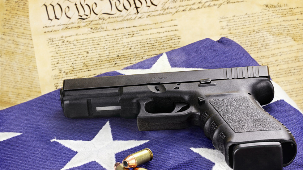 С оръжие в клас: Във Флорида разрешиха на учителите да носят пистолет