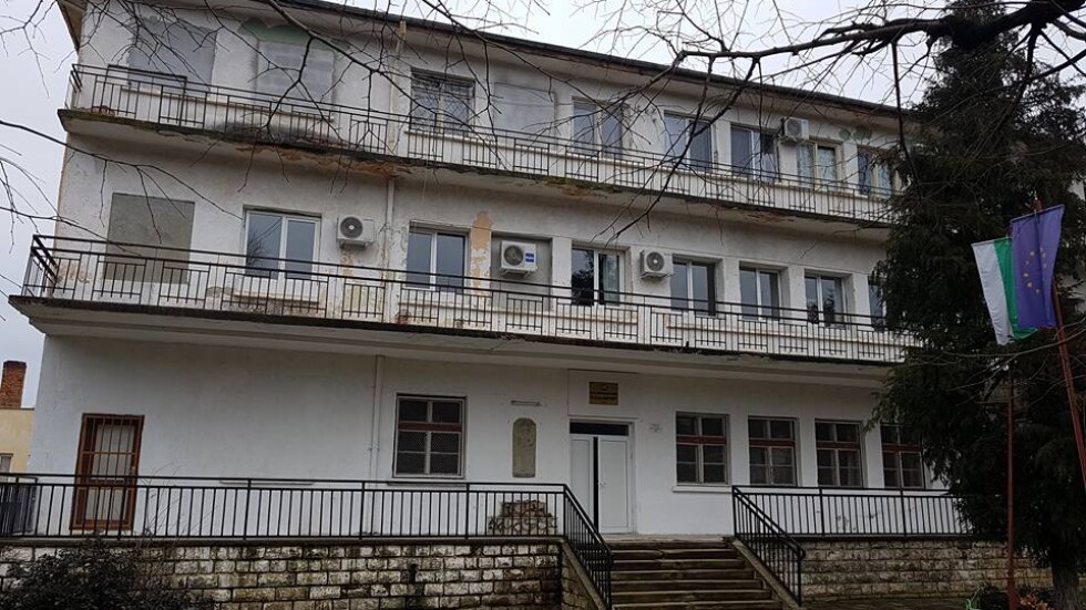 17-годишно момче от социален комплекс в Роман падна от третия етаж