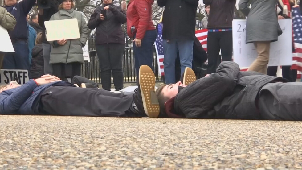 Ученици се престориха на мъртви в демонстрация пред Белия дом
