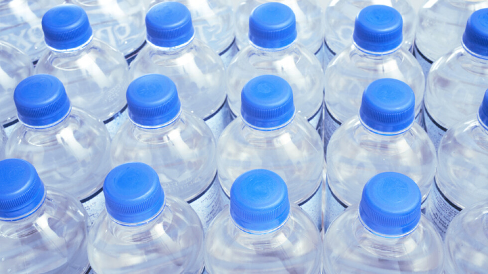 МЗ: Бутилираната вода носи сериозен риск за детското здраве