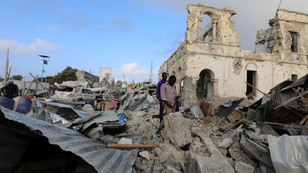 Най-малко 45 души загинаха при двоен атентат в Могадишу 