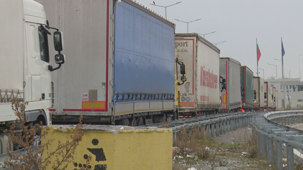 Натоварен трафик и километрични опашки от тирове на границата с Турция