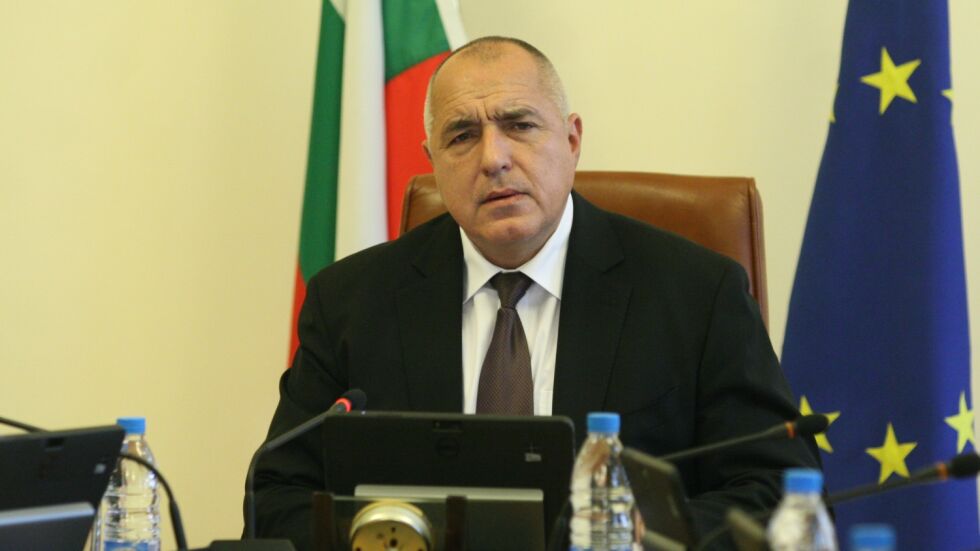 Борисов праща министри да обясняват на Радев за обществените поръчки