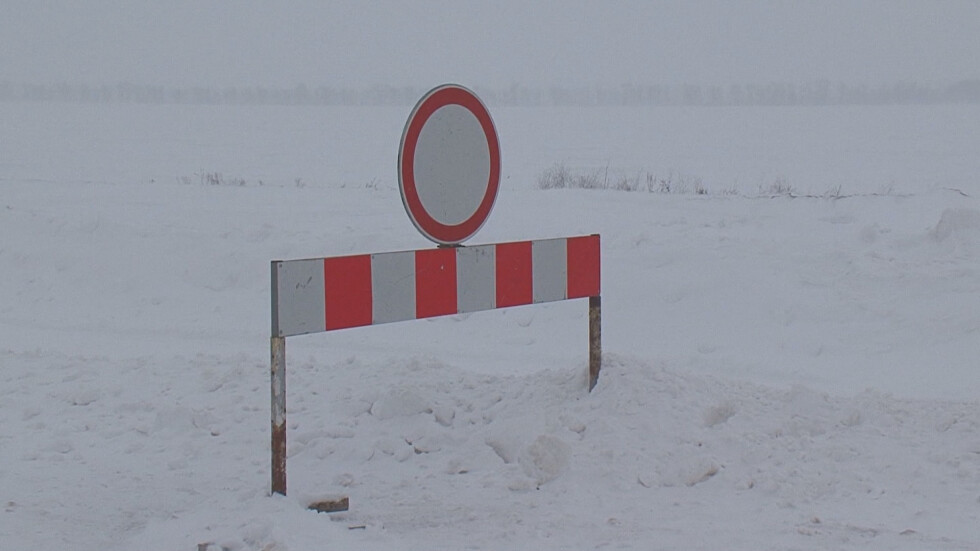 Затвориха АМ "Хемус" край Варна за три часа заради снега