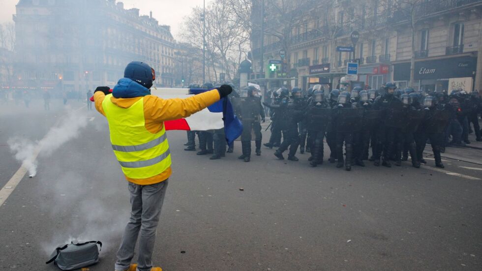 Десет арестувани по време на протеста на "жълтите жилетки" в Париж (СНИМКИ)