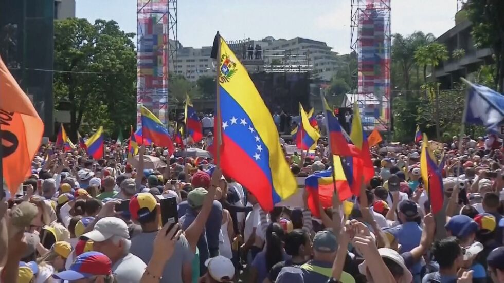 Масови протести във Венецуела: Опозицията заля улиците с искане за оставката на Мадуро