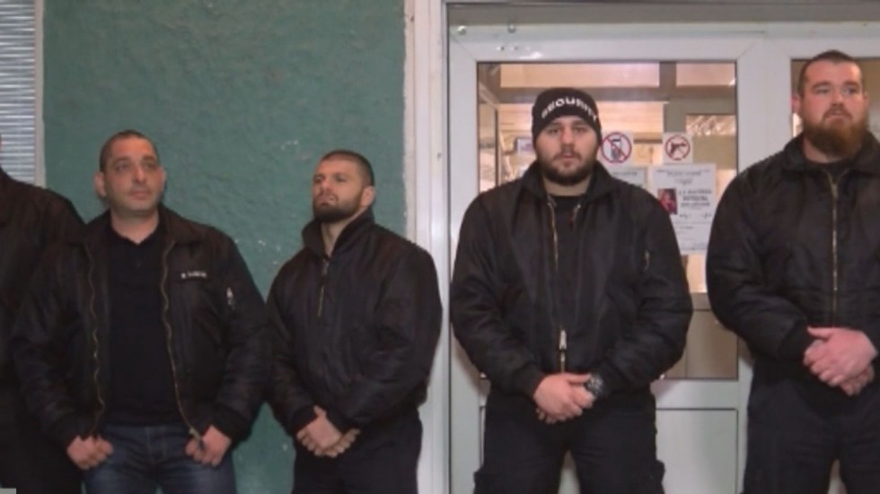 Вече втора нощ частни охранители пазят Спешното в Горна Оряховица