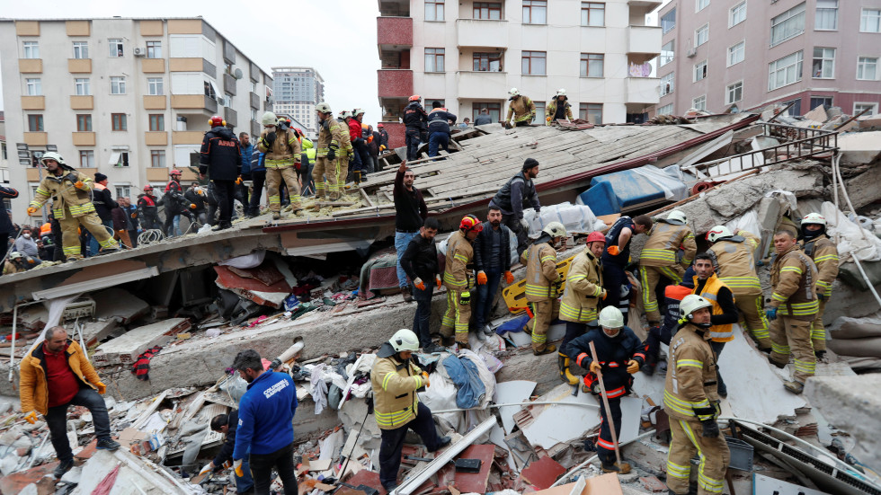 45 часа по-късно: Извадиха тийнейджър под рухналата в Истанбул сграда (ВИДЕО)