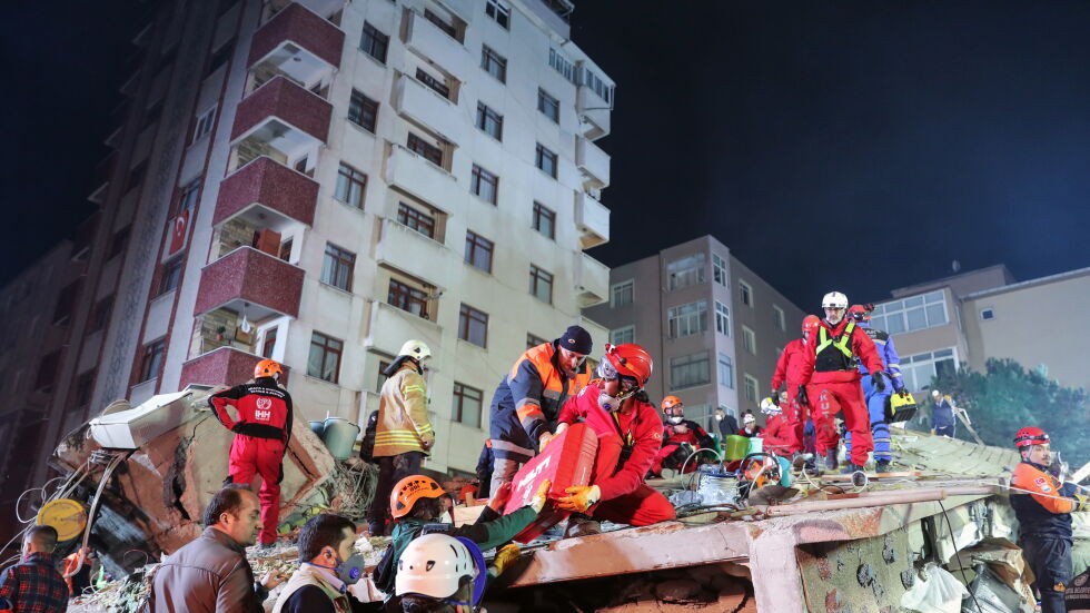 Расте броят на жертвите след рухването на сграда в Истанбул