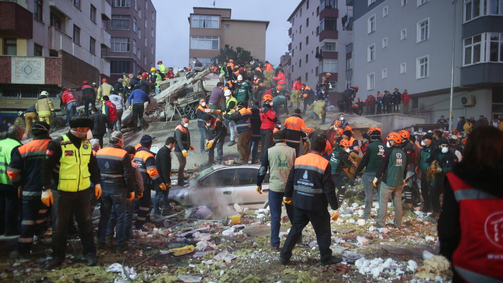 Увеличава се броят на загиналите при срутването на сградата в Истанбул