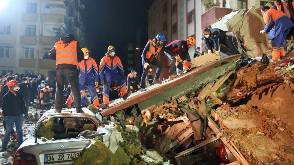Извадиха 5-годишно дете от развалините на рухналата сграда в Истанбул (ВИДЕО)