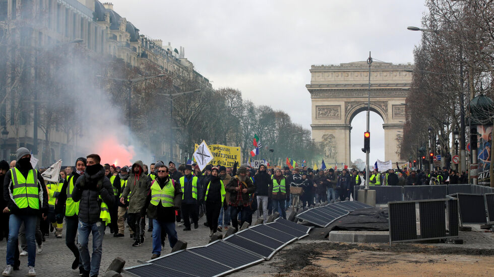 Рунд 13: Сълзотворен газ срещу „жълтите жилетки” в Париж (СНИМКИ и ВИДЕО)