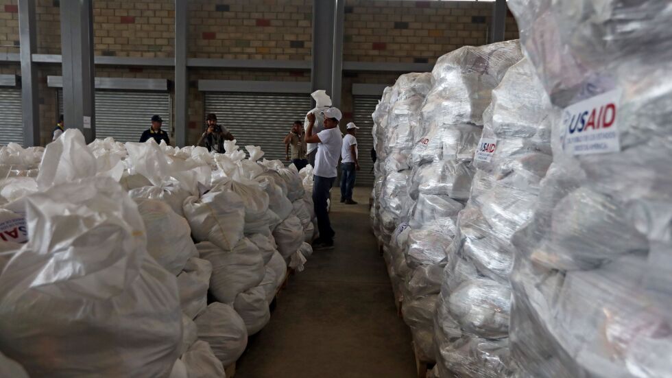 Първата партида хуманитарна помощ за Венецуела пристигна в Колумбия