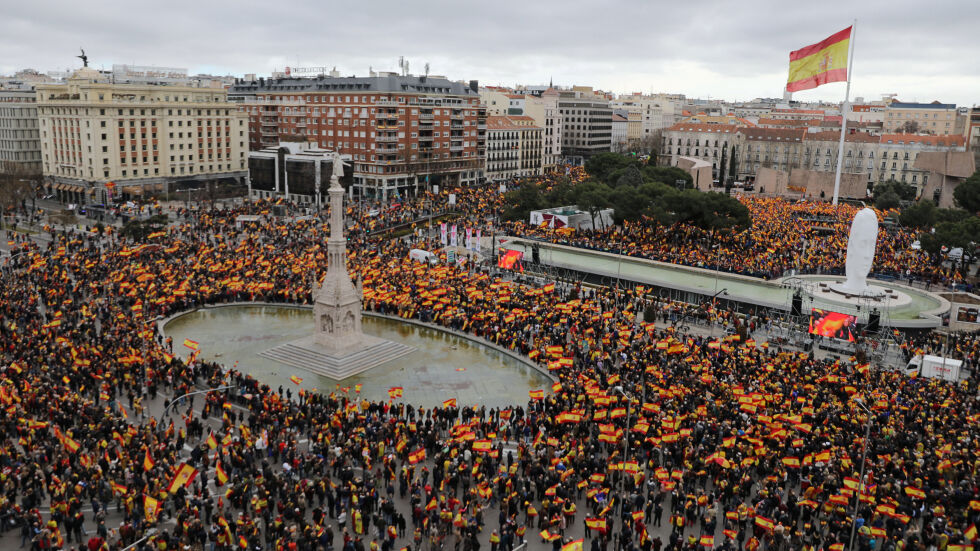 Многохиляден протест в Мадрид срещу премиера Санчес