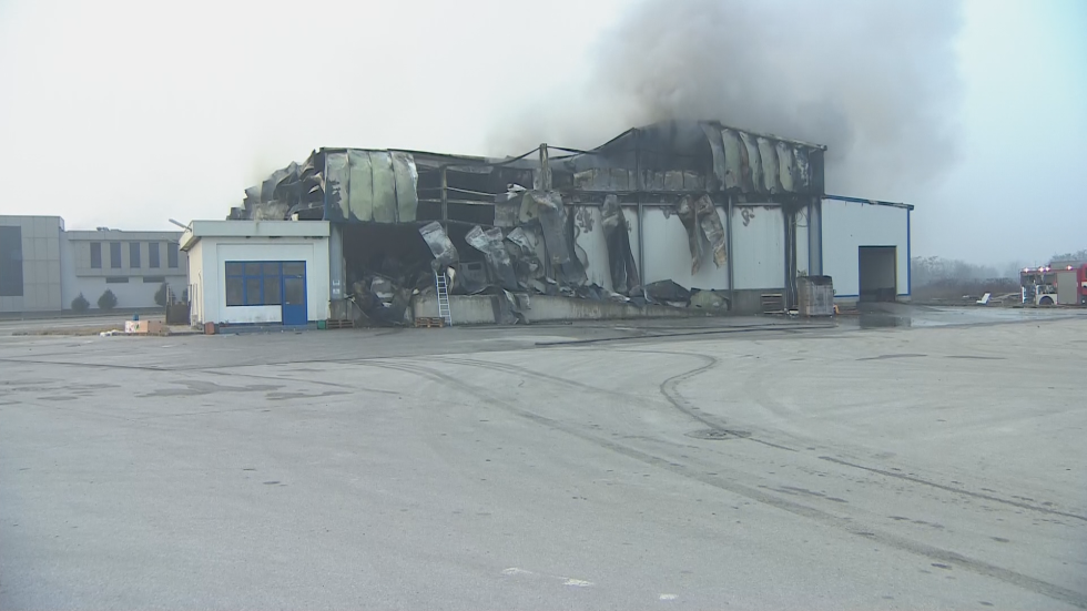 Овладяха пожара във фабриката за месо във Войводиново