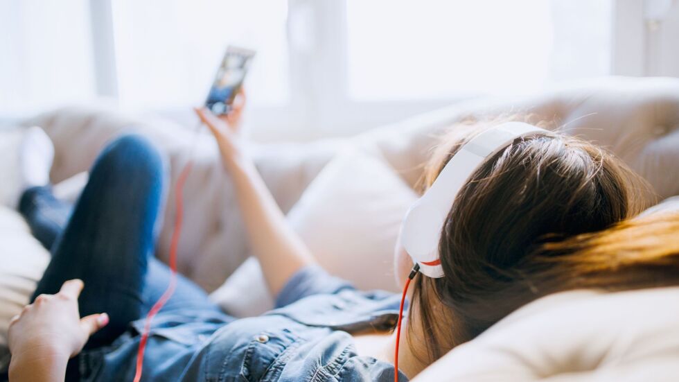 Над 1 млн. тийнейджъри може да загубят слуха си заради неправилно ползване на слушалки 