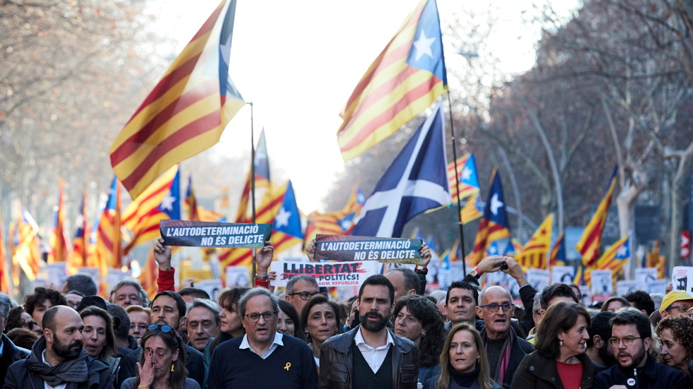 Заради процеса срещу 12-те каталунски лидери: Стотици хиляди протестираха в Барселона 