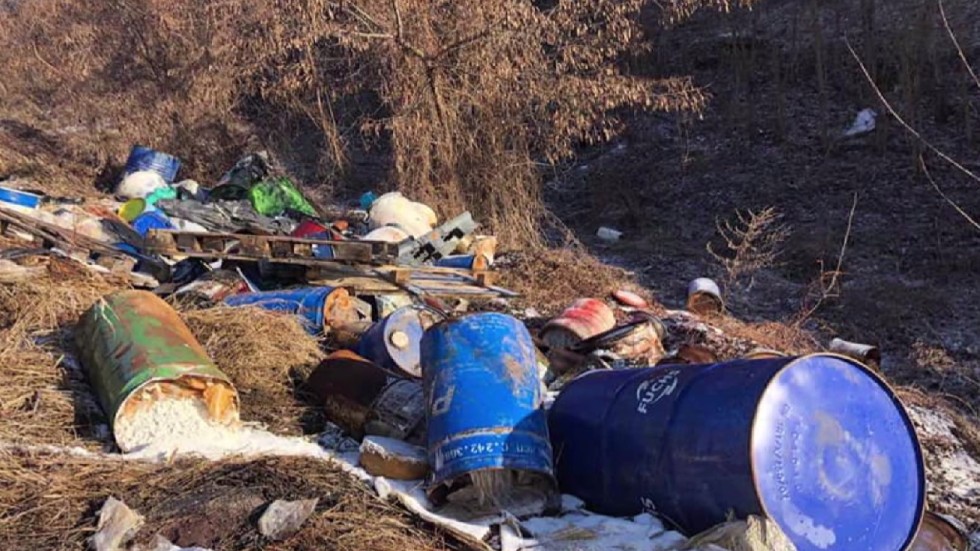 Изхвърлените край гара Яна токсични отпадъци са изключително опасни