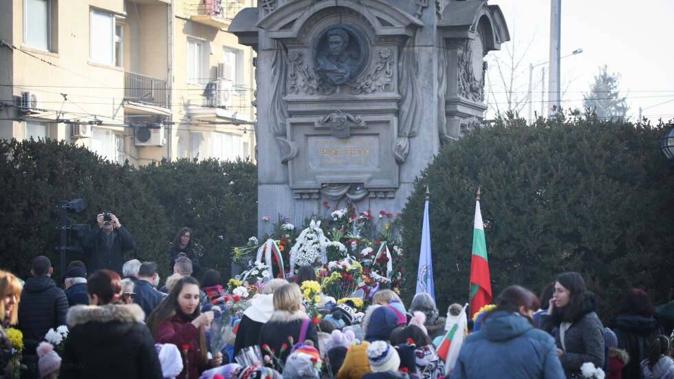 България се прекланя пред паметта и подвига на Апостола