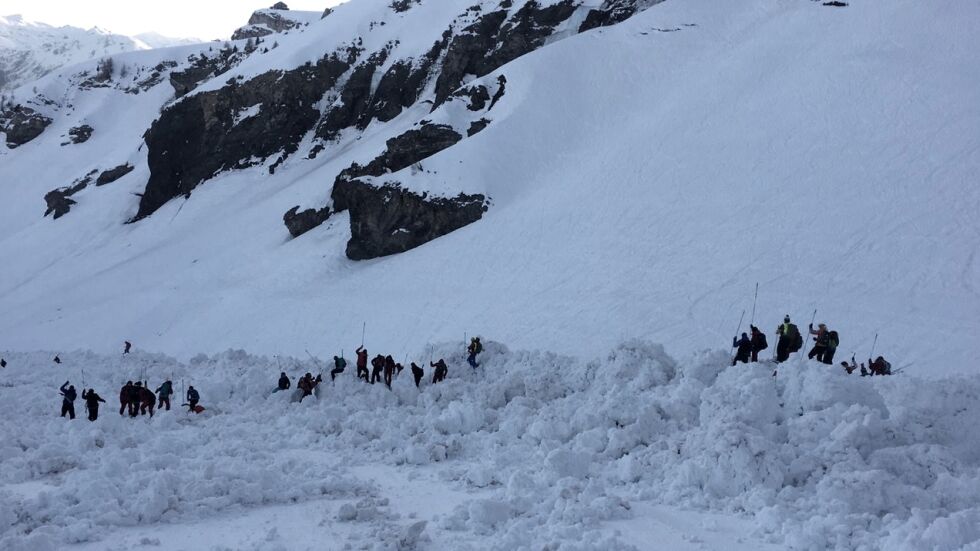 Четирима души бяха извадени изпод лавината, паднала върху писта в Швейцария (ВИДЕО И СНИМКИ)