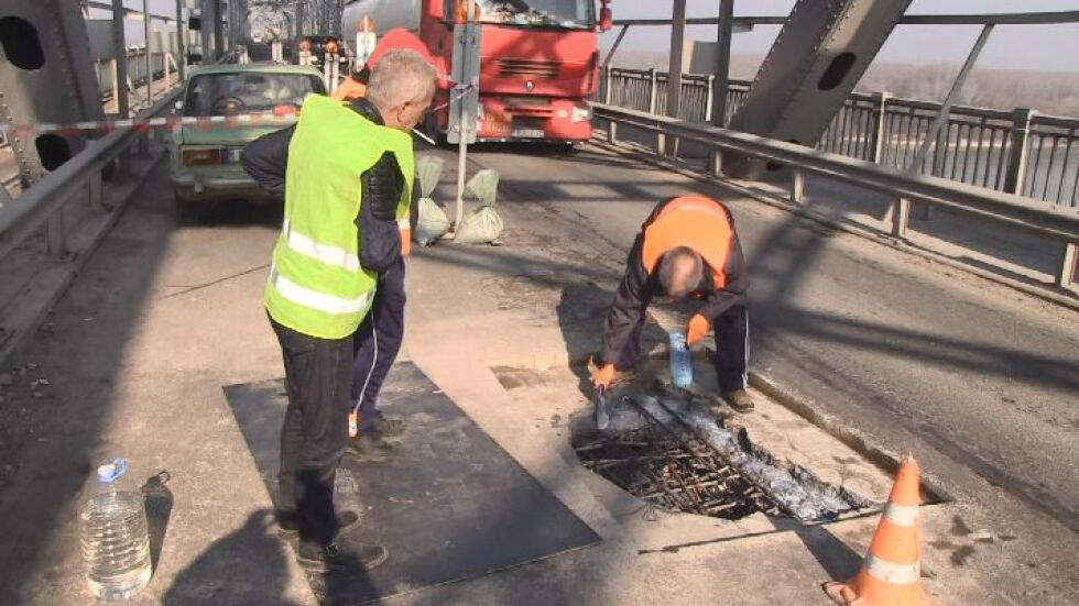 Опасни дупки на Дунав мост: Най-критичната е само на 80 м от граничната табела с Румъния 