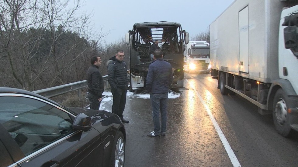 Автобус изгоря на пътя Русе - Бяла, няма пострадали 