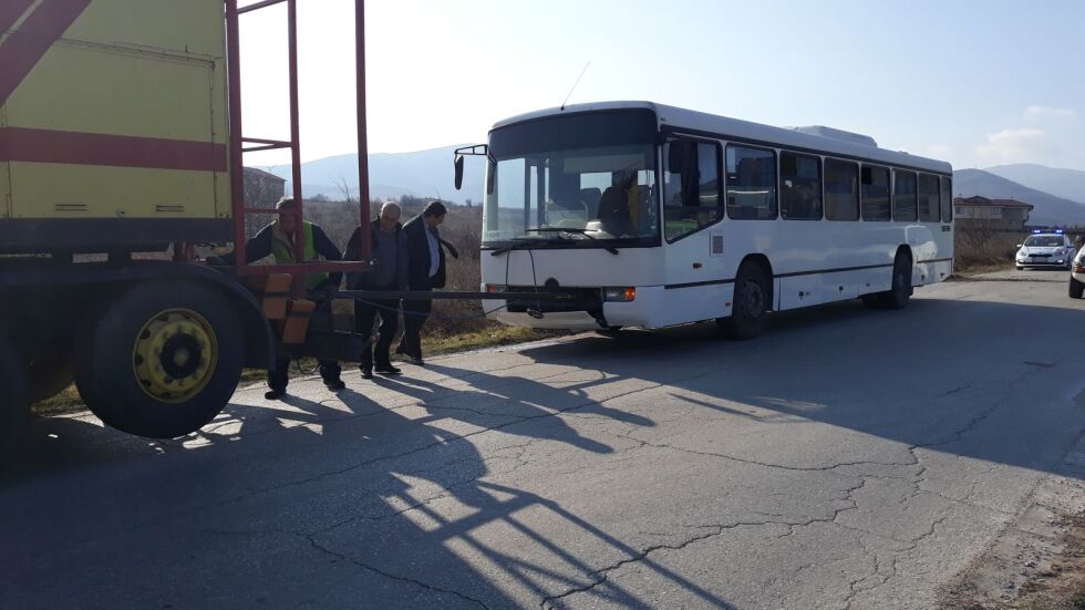 Автобус с 35 пътници пропадна в канавка на пътя Пловдив - Марково