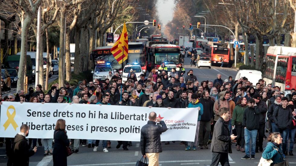 Сепаратистите в Каталуния блокират магистрали и жп линии (снимки)