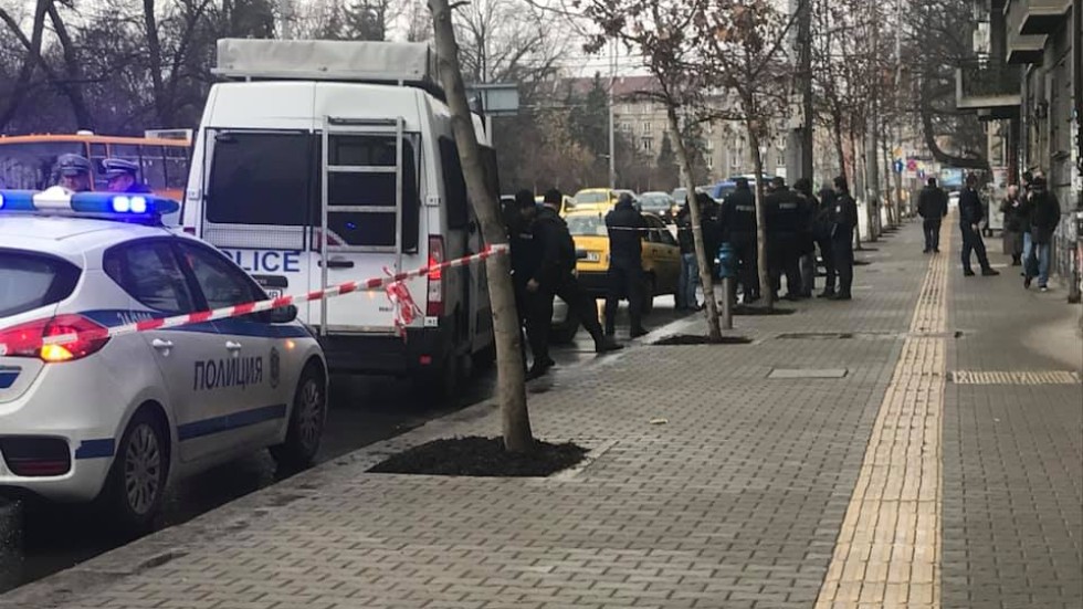 Полицаи пострадаха при опит за проверка на такси в София