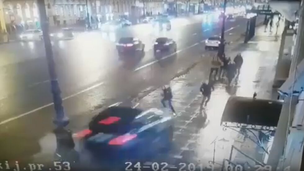 Кола се качи на тротоар и блъсна пешеходци в Санкт Петербург (ВИДЕО)