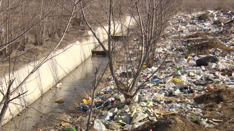 Незаконно сметище до Самоков: Общината опитва да се справи с изхвърлянето на отпадъци