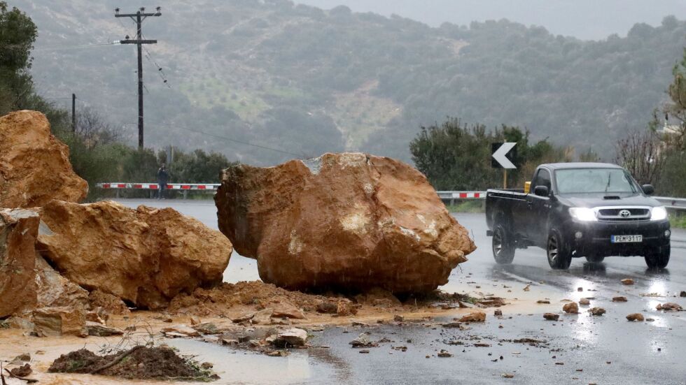 Извънредно положение в части от Крит и Северна Гърция заради лошото време (СНИМКИ)
