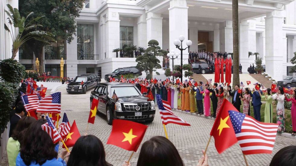 Доналд Тръмп и Ким Чен-ун се срещат в Ханой 