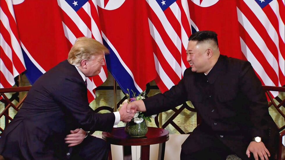 Ръкостискане и премерени усмивки белязаха началото на срещата между Доналд Тръмп и Ким Чен-ун