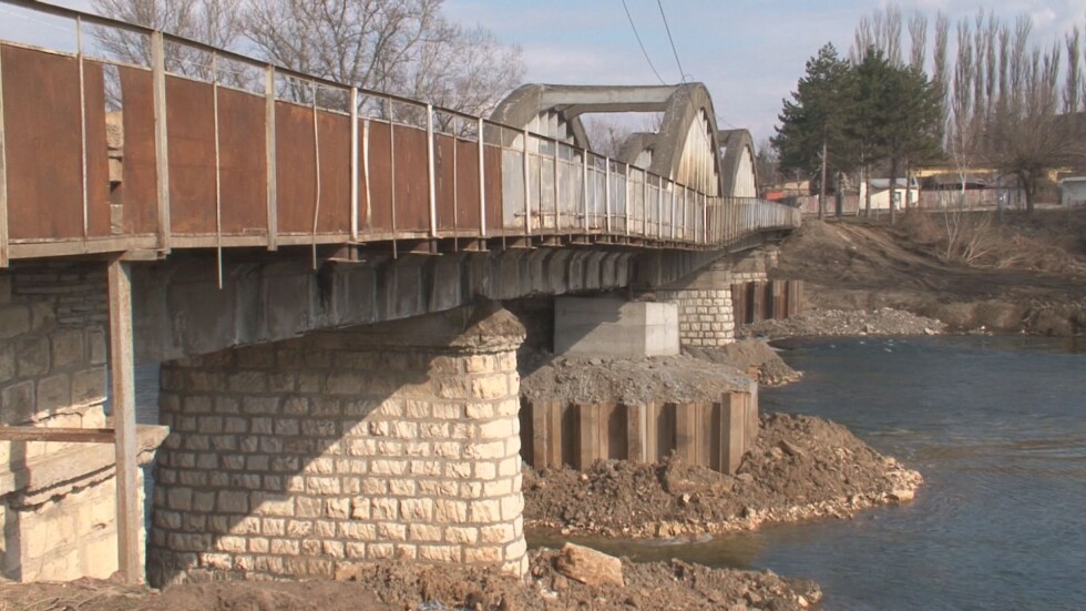 Отвориха за движение моста между Червен бряг и село Горник