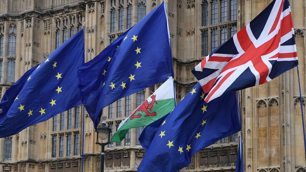Свалиха британския флаг от сградата на Европейския съвет (ВИДЕО)