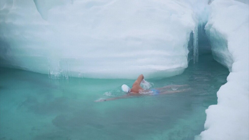 Заради климатичните промени: Британец плува в ледените води на Антарктида