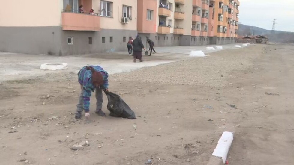 Нощни отряди патрулират срещу изхвърлянето на боклуци покрай блок „Кармен“ в Казанлък