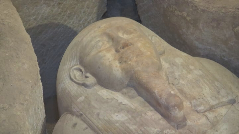 Египетски археолози откриха гробници и мумии на 2500 години